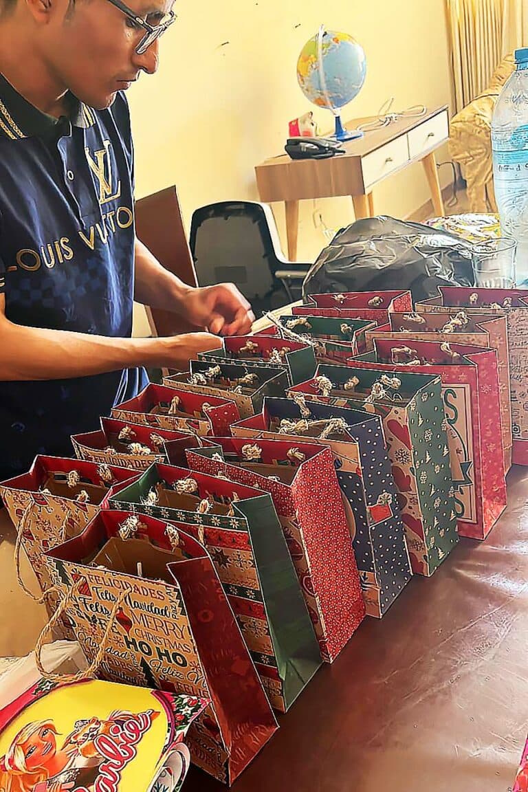 Père Noël avec les enfants de Manchay